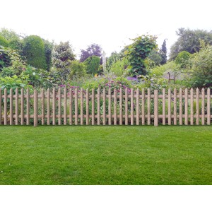 Braun imprägnierter Senkrechtzaun (250x80cm) als traditioneller Gartenzaun.