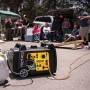 Champion Stromerzeuger Inverter DualFuel mit Propangasflasche im Einsatz beim Camping.