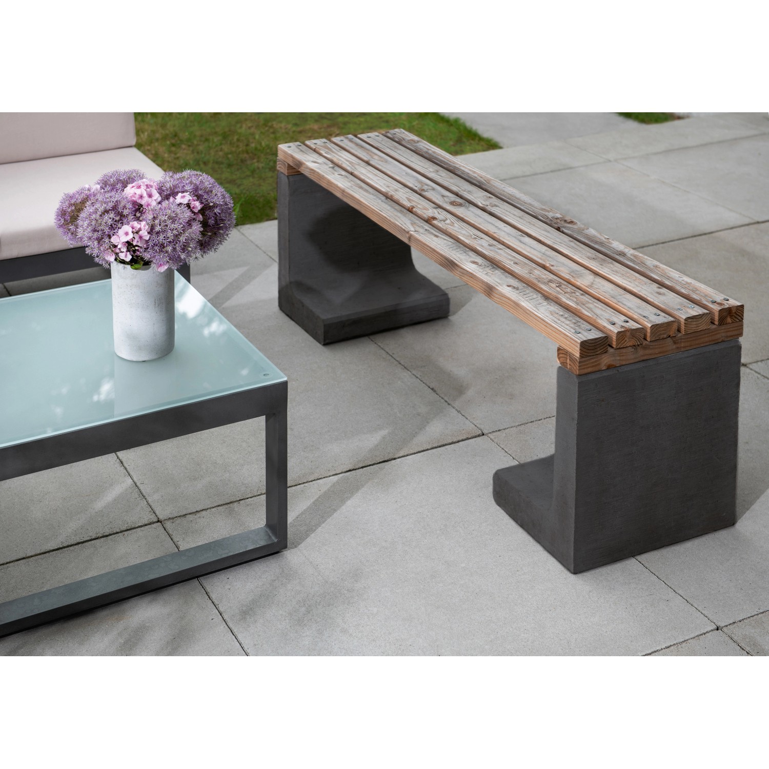 Diephaus L-Stein Bank: Anthrazitfarbene Betonbank mit Holzauflage für Garten & Terrasse.