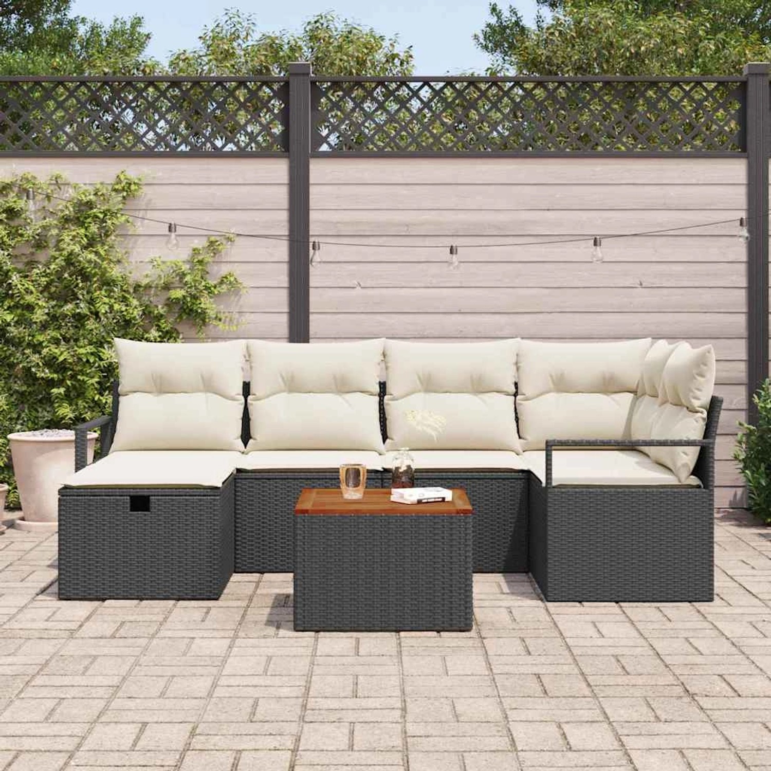 Schwarzes 7-teiliges Garten-Sofa-Set aus Poly Rattan mit Kissen und Tisch.