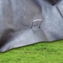 U-förmiger Folien- und Vlieshalter (14 cm) aus Stahl befestigt ein graues Vlies auf grünem Gras.
