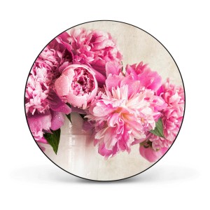 Runde, schwarze Magnettafel mit Pfingstrosen-Motiv als Wanddekoration.