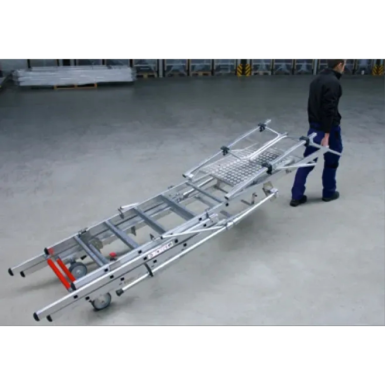 MUNK Plattformleiter FlexxStep mit 4 Sprossen und Teleskopaufsatz, transportiert von einer Person.