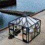 Juliana Gewächshaus Oase 8 Anthrazit mit Glas, Aluminiumrahmen und Inneneinrichtung.