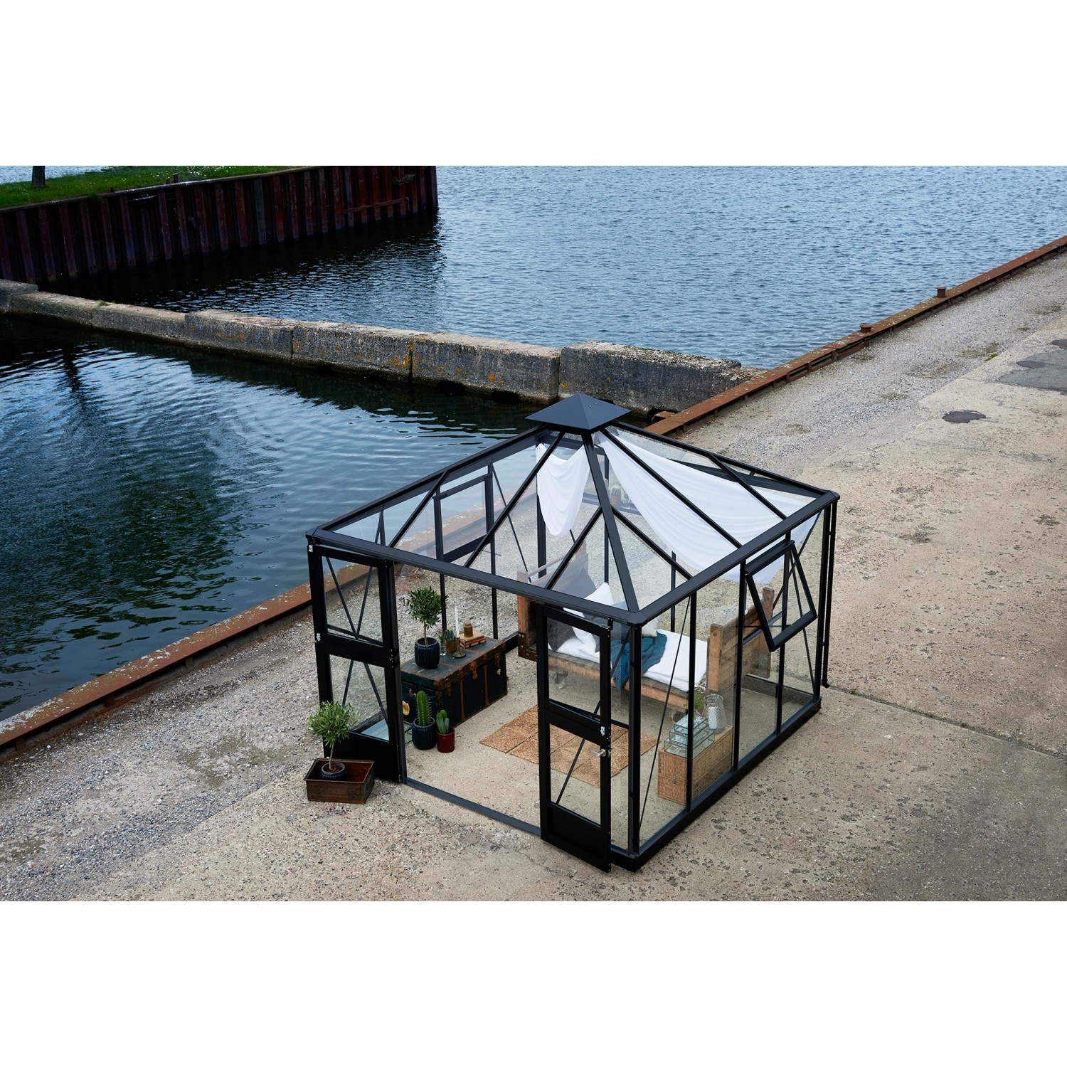 Juliana Gewächshaus Oase 8 Anthrazit mit Glas, Aluminiumrahmen und Inneneinrichtung.