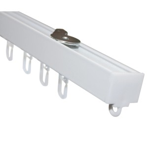 Detailaufnahme: Weiße Gardinia Aluminium Vorhangschiene Luna mit Gleitern und Zubehör.