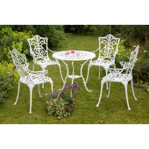 Weißes 5-tlg. Gartenmöbel-Set Lugano mit filigranen Ornamenten auf Tisch und Stühlen.