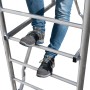 Person steigt auf Alu-Fahrgerüst ProTec. Sicheres Arbeiten in der Höhe.