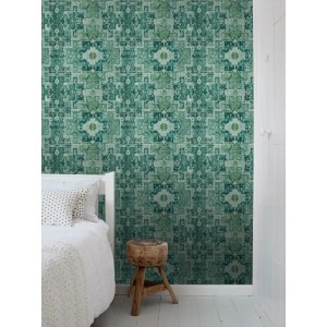 ESTAhome Vliestapete mit smaragdgrünem orientalischem Kelim Patchwork Muster an Schlafzimmerwand.