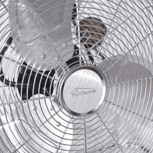 Detailaufnahme: TroniTechnik Bodenventilator Windmaschine, silberfarbenes Metallgitter.