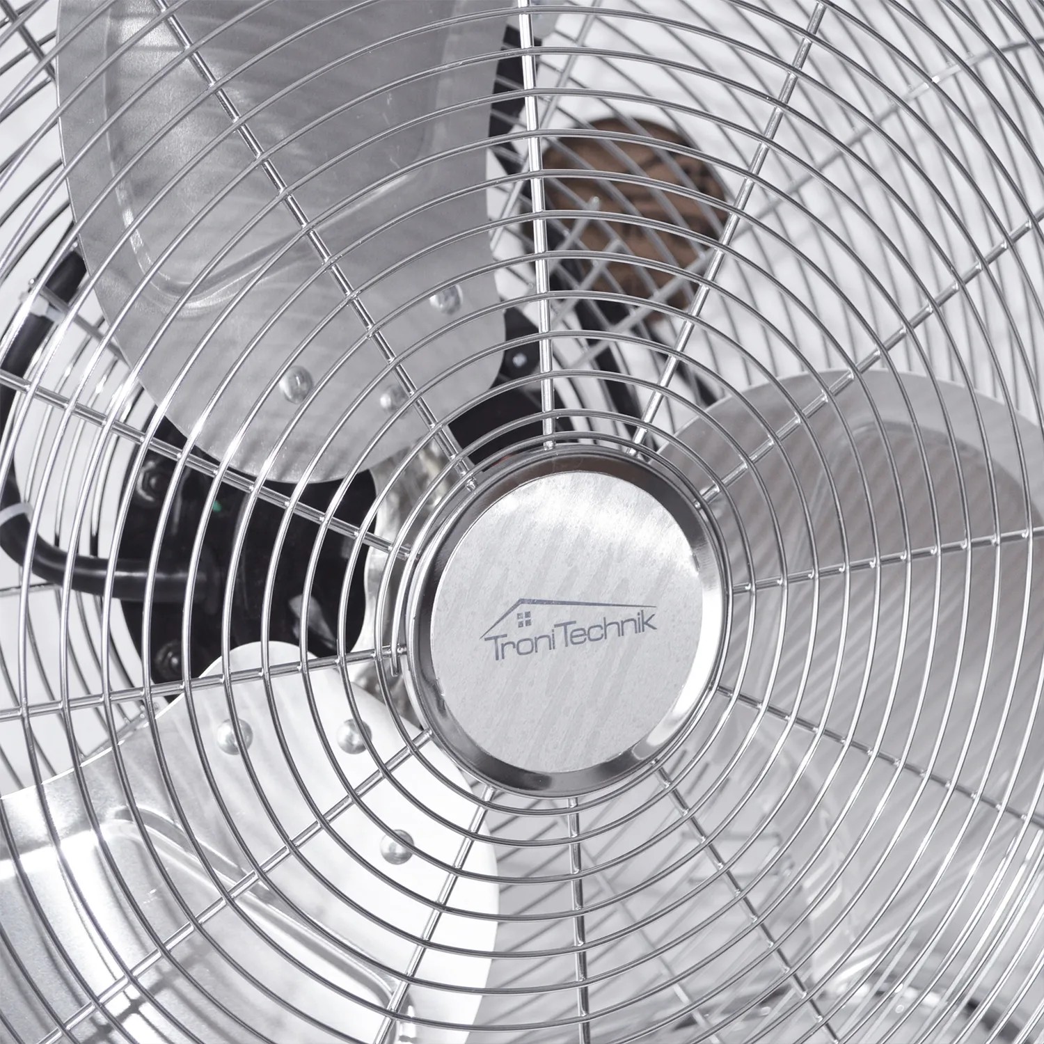 Detailaufnahme: TroniTechnik Bodenventilator Windmaschine, silberfarbenes Metallgitter.