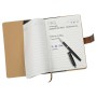 Offenes braunes A5 Notizbuch aus Kunstleder mit linierten Seiten, Stift und handschriftlichen Notizen. Ideal als Tagebuch.