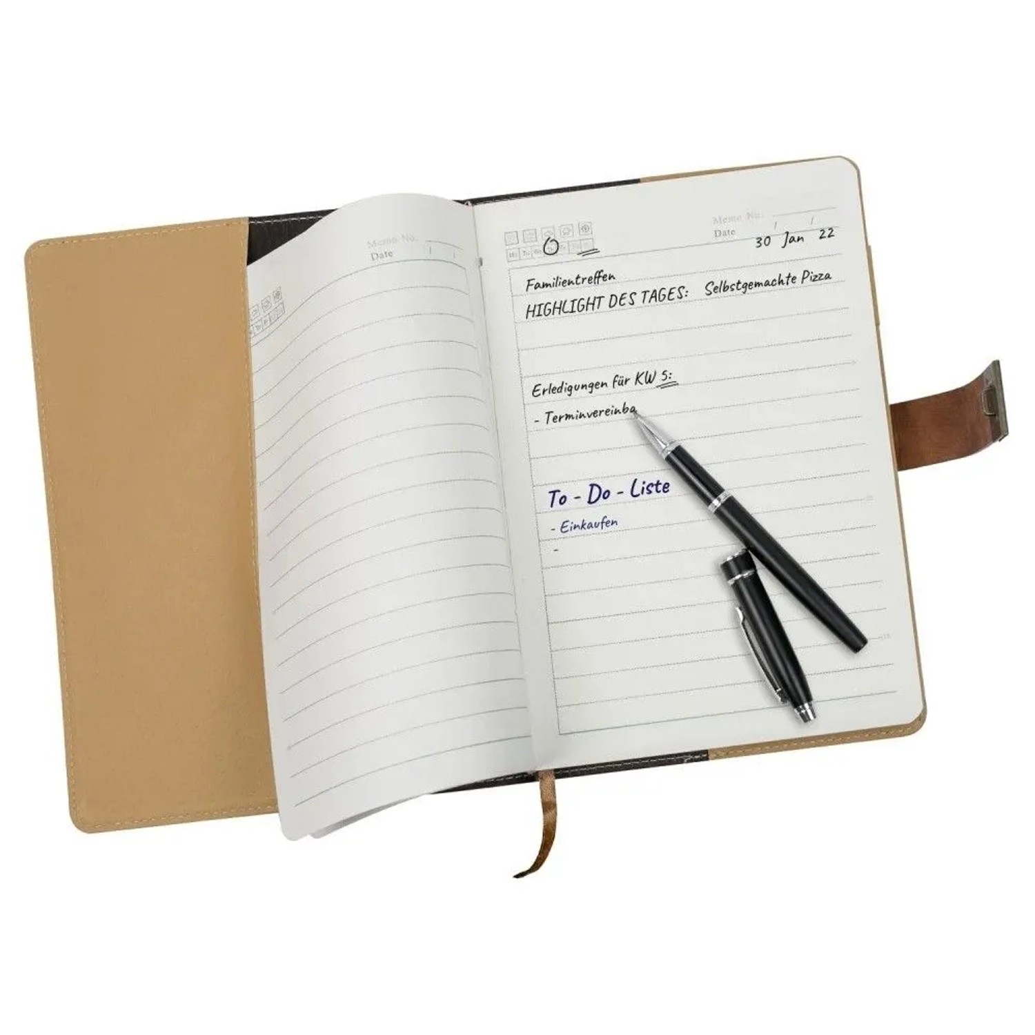 Offenes braunes A5 Notizbuch aus Kunstleder mit linierten Seiten, Stift und handschriftlichen Notizen. Ideal als Tagebuch.