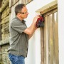 Einhell Akku-Multischleifer TE-OS 18/150 Solo beim Schleifen eines Fensterrahmens.