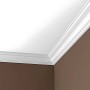 Weiße PROFHOME Eckleiste als Zierleiste (16 m Set) an Decke und Wand.