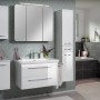 Modernes Badezimmer-Set mit Fackelmann LED-Waschbeckenbeleuchtung ConturaLight 90 cm und weißen Badmöbeln.