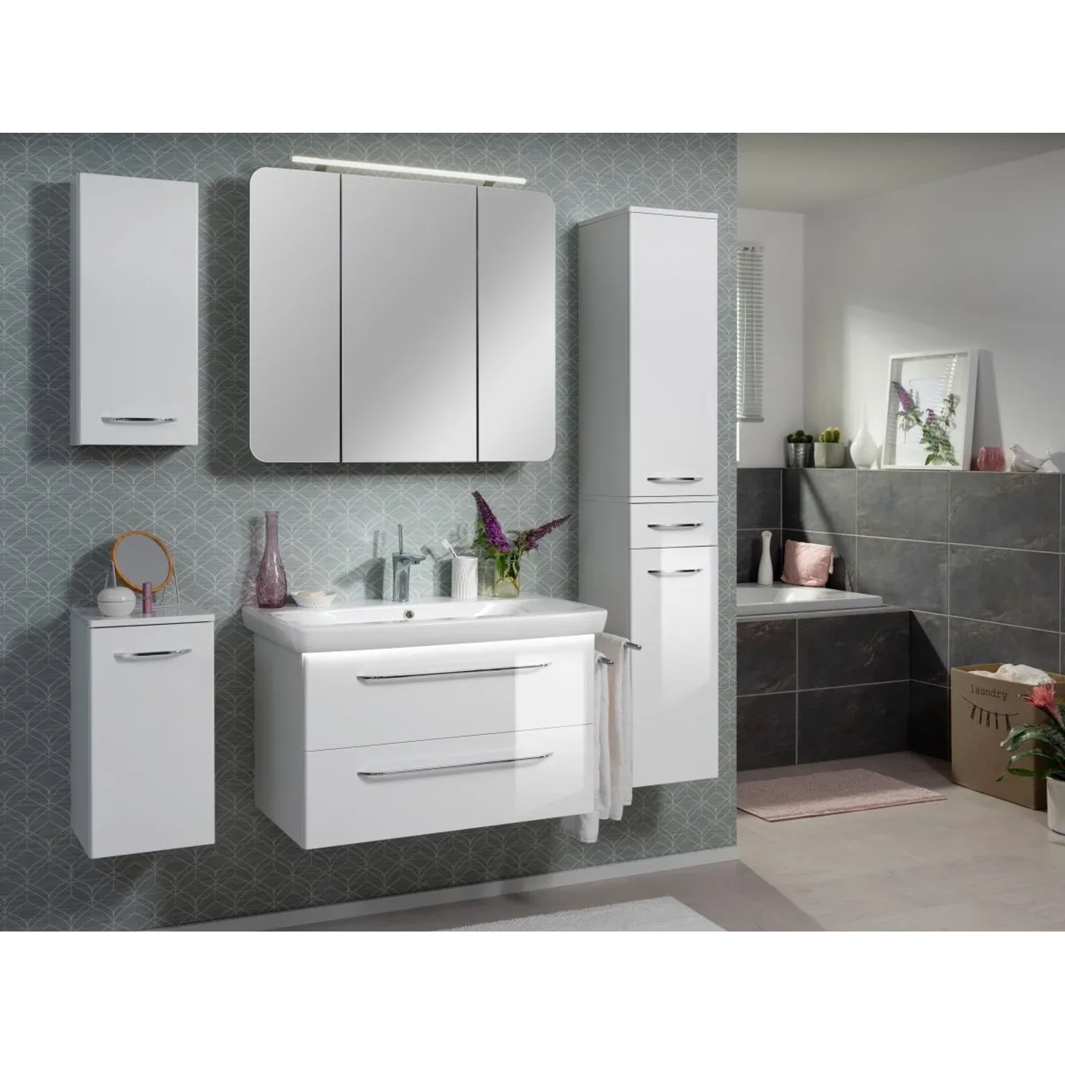 Modernes Badezimmer-Set mit Fackelmann LED-Waschbeckenbeleuchtung ConturaLight 90 cm und weißen Badmöbeln.