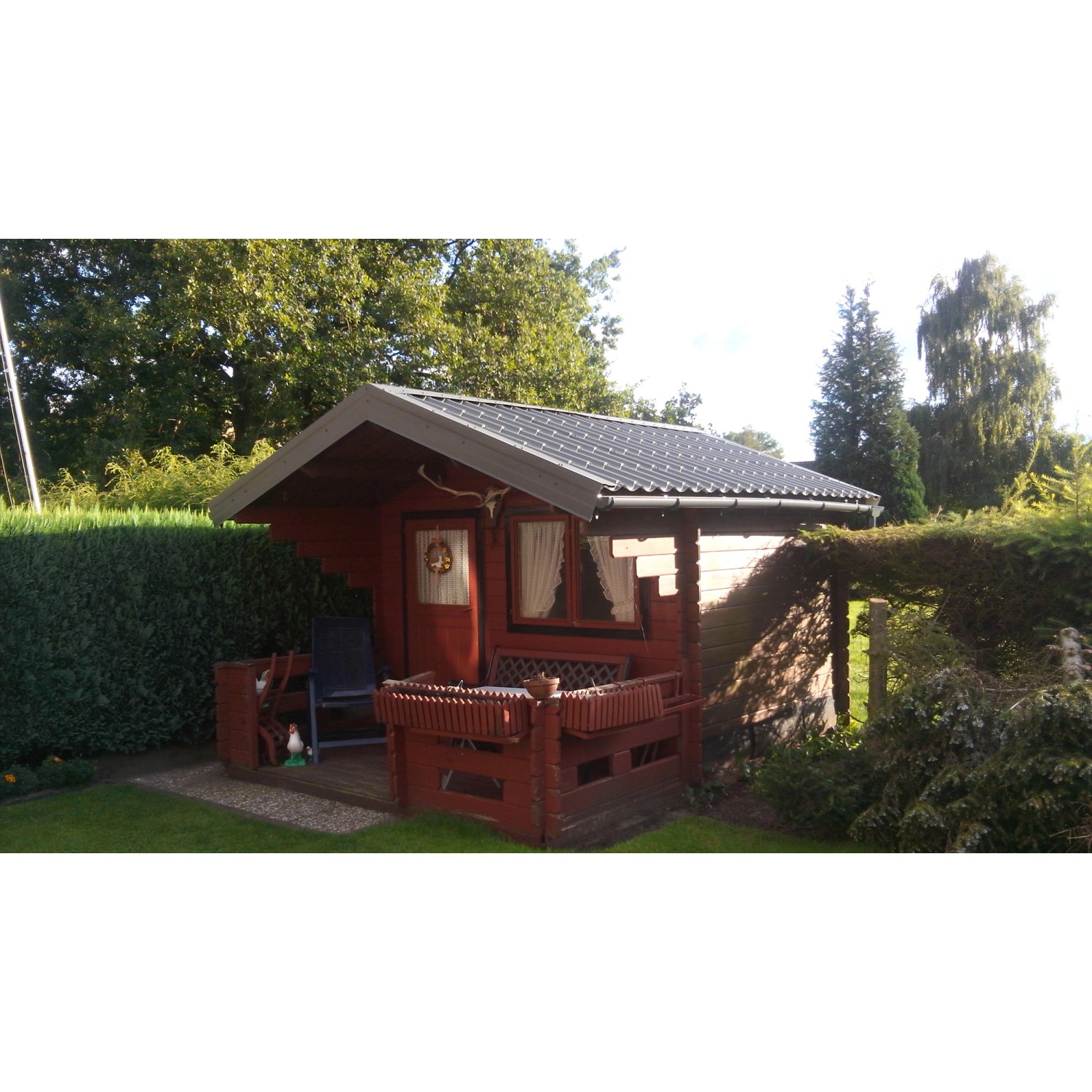 Gartenhaus mit anthrazitfarbenem Weckman Pfannenblech Typ 2 als Dacheindeckung.