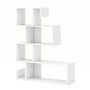 Weißes S-förmiges Bücherregal mit 5 offenen Fächern. Modernes Standregal für Bücher und Dekoration im Wohnzimmer.