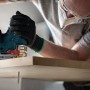 Handwerker sägt Holz mit Bosch Expert Stichsäge. Stichsägeblätter für ausrissfreie Schnitte.
