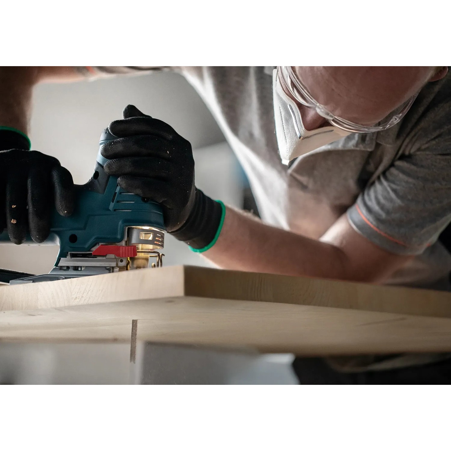 Handwerker sägt Holz mit Bosch Expert Stichsäge. Stichsägeblätter für ausrissfreie Schnitte.