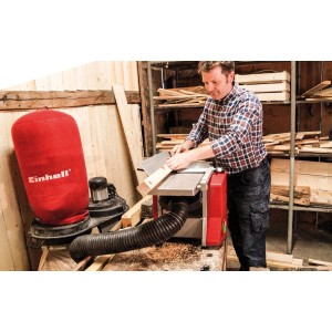 Einhell Hobelmaschine mit Ersatzmessern (2 Stk., 204 mm) im Einsatz.