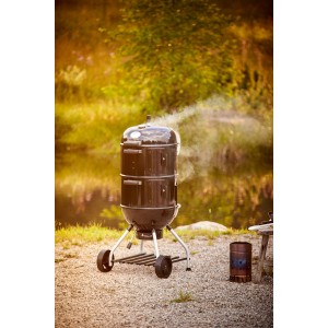 Schwarzer Rösle Holzkohlegrill Smoker No.1 F50-S mit zwei Ebenen und Thermometer im Garten.