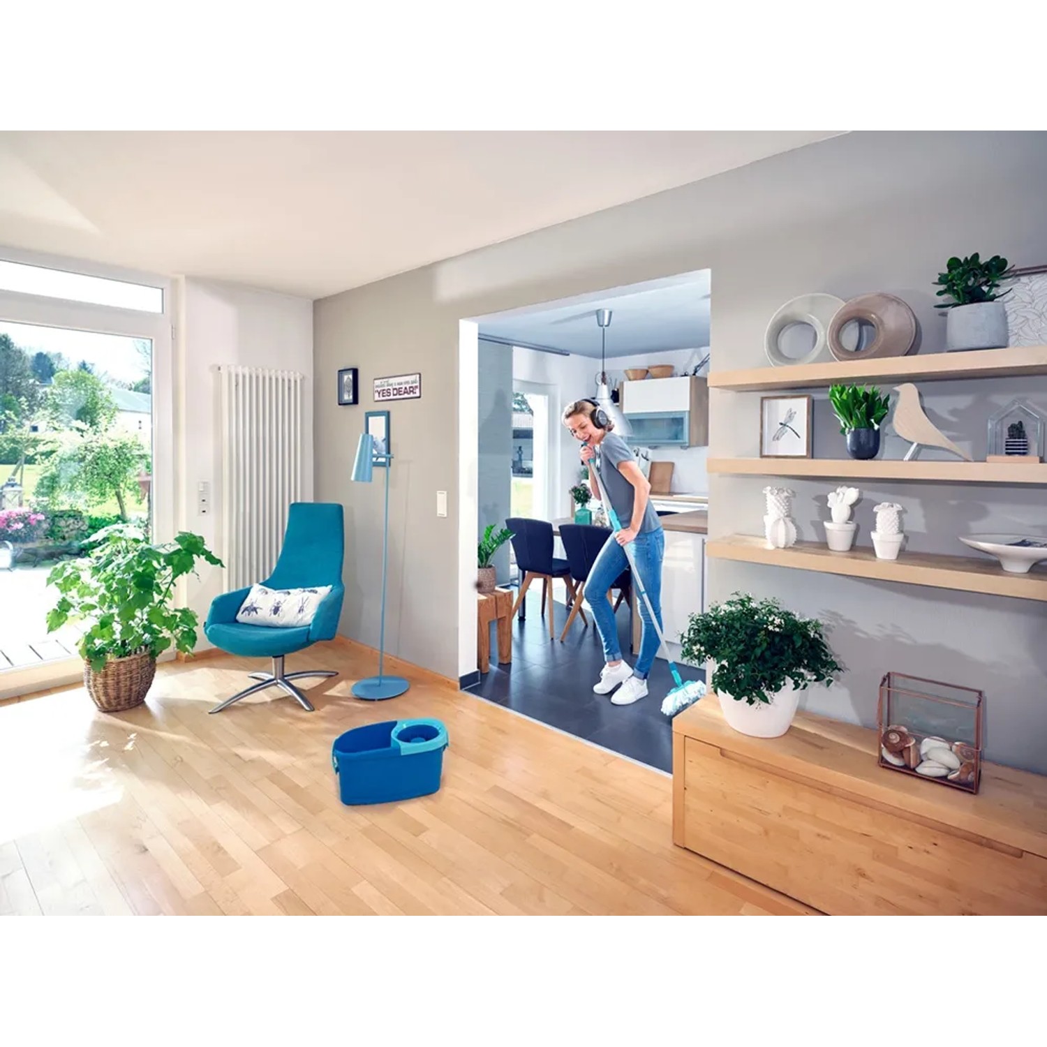 Leifheit Clean Twist Disc Mop Ergo Set mit Eimer und Wischmop im Einsatz.