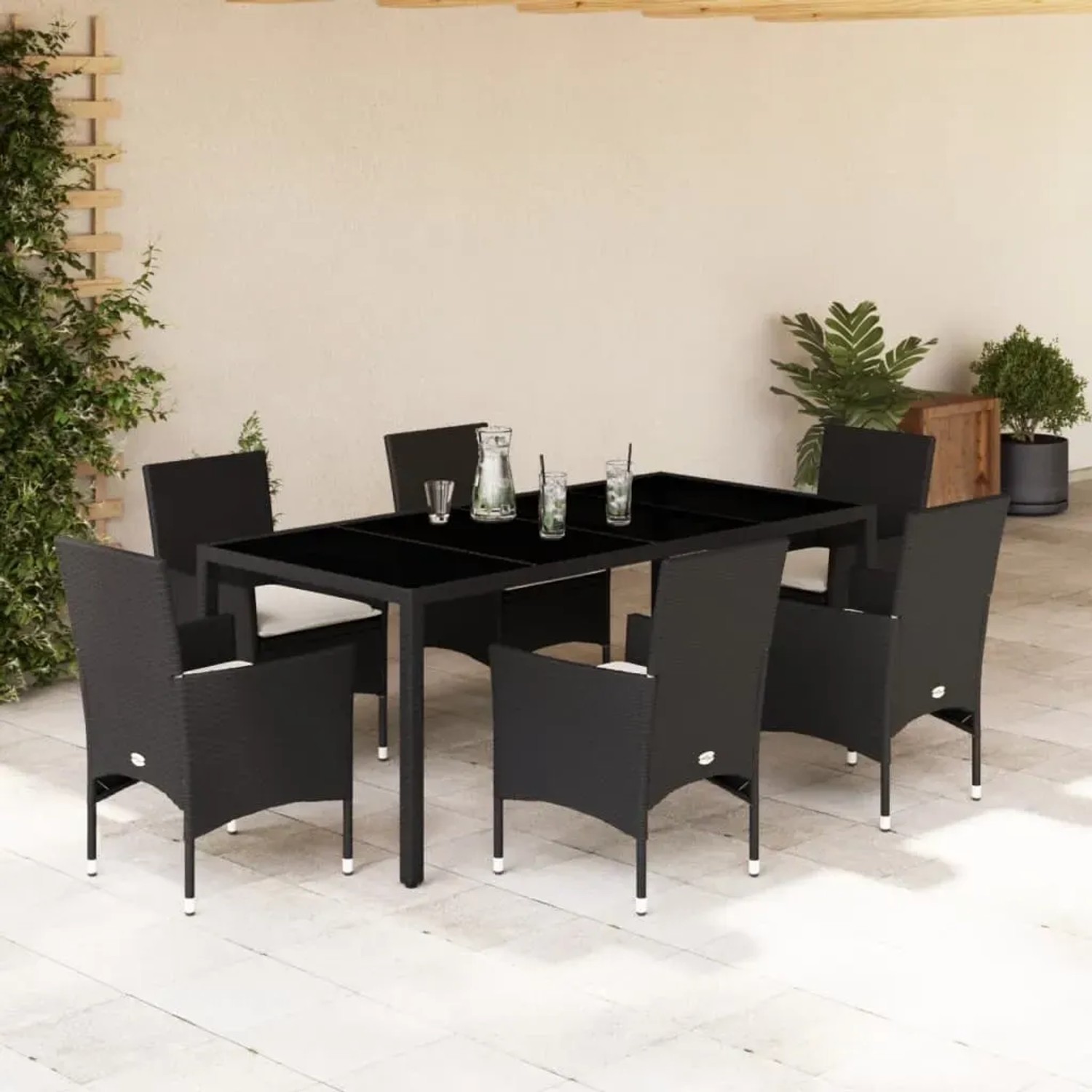 Schwarze 7-tlg. Garten Essgruppe aus Polyrattan mit Glasplatte und cremeweißen Kissen.