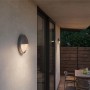Moderne Philips Outdoor-Wandleuchte Capricorn in Anthrazit mit Bewegungssensor.