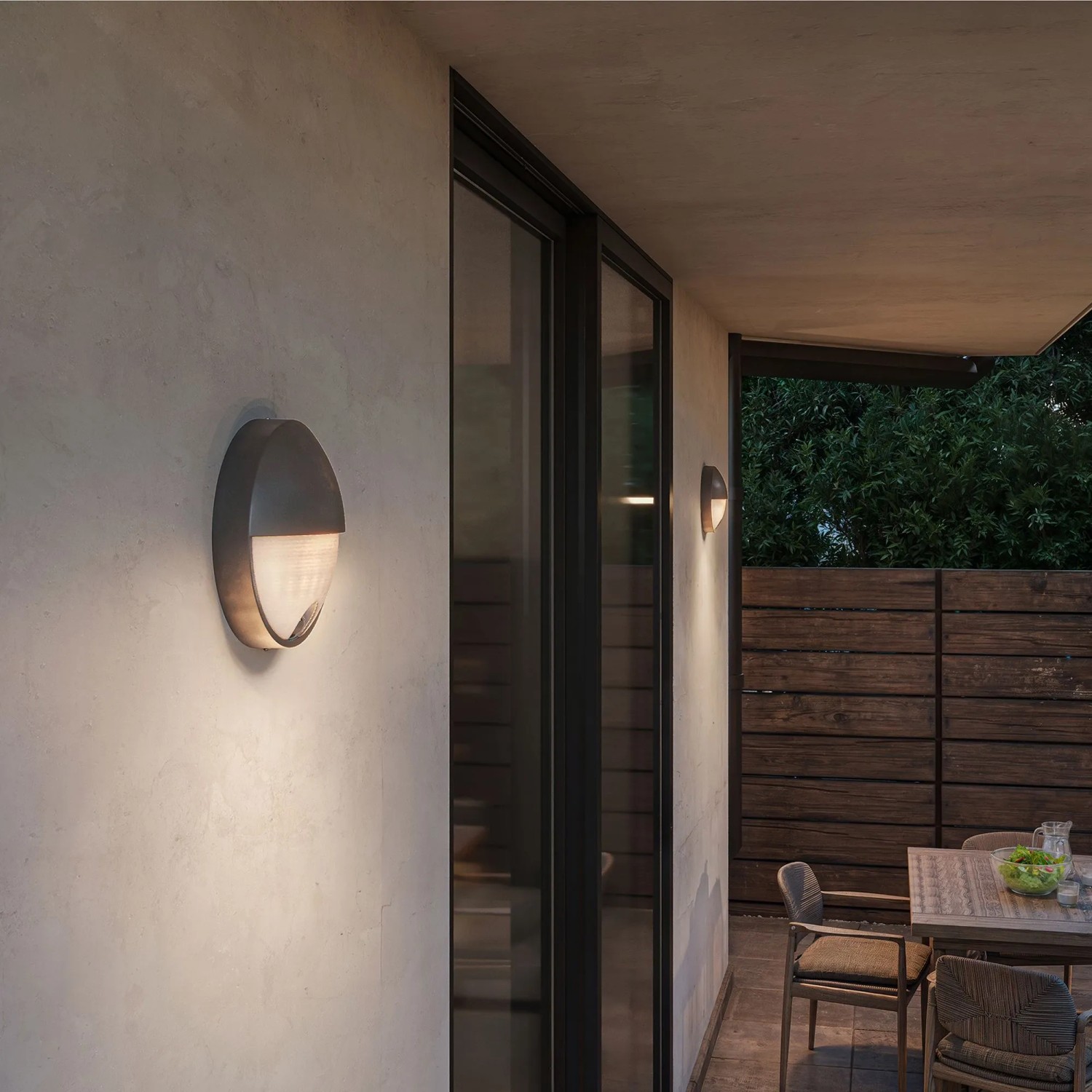 Moderne Philips Outdoor-Wandleuchte Capricorn in Anthrazit mit Bewegungssensor.