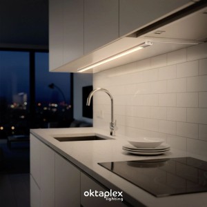 Oktaplex LED Unterbauleuchte 120cm 3er Set in Küche, warmweißes Licht.