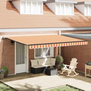 Gelb-orange gestreifte, einziehbare Markise über Terrasse mit Gartenmöbeln. Sonnenschutz 450x350 cm.