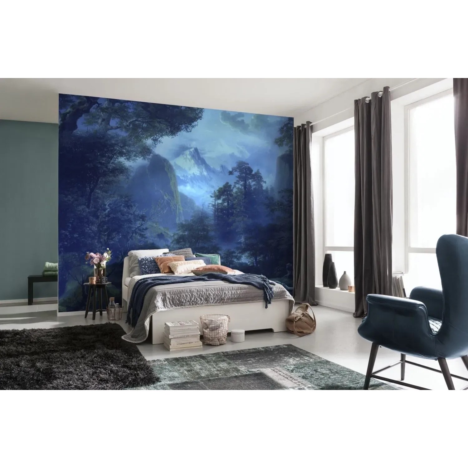 Fototapete Dunkler Wald in Blau und Grün von Sanders & Sanders, passend für Schlaf- oder Wohnzimmer.