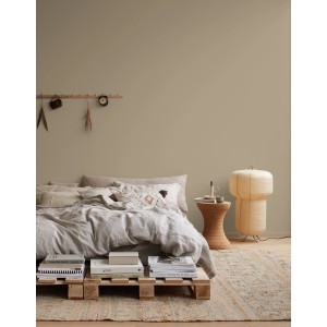 Schlafzimmer in Lehmbraun gestrichen mit Alpina Wandfarbe Pure Farben. Matte, natürliche Optik.