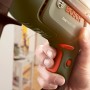 Bosch EasyImpact 600 Schlagbohrmaschine mit Tiefenanschlag in Hand gehalten.