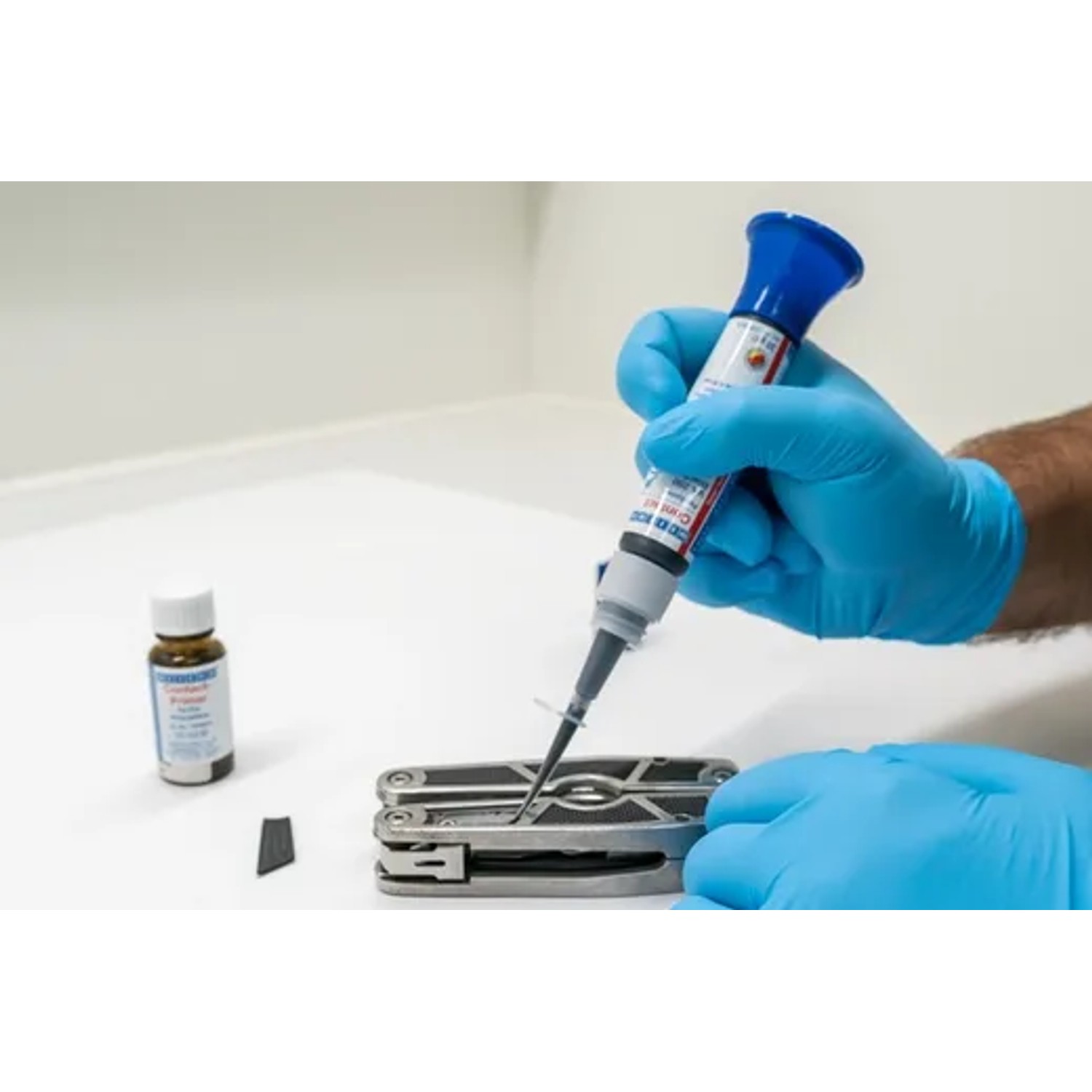 WEICON Contact VA 1408 Cyanacrylatklebstoff beim Auftragen auf ein Werkzeug.