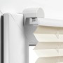 Gardinia EasyFix Plissee, elfenbeinfarben, mit Bedienschienen am Fensterrahmen befestigt.