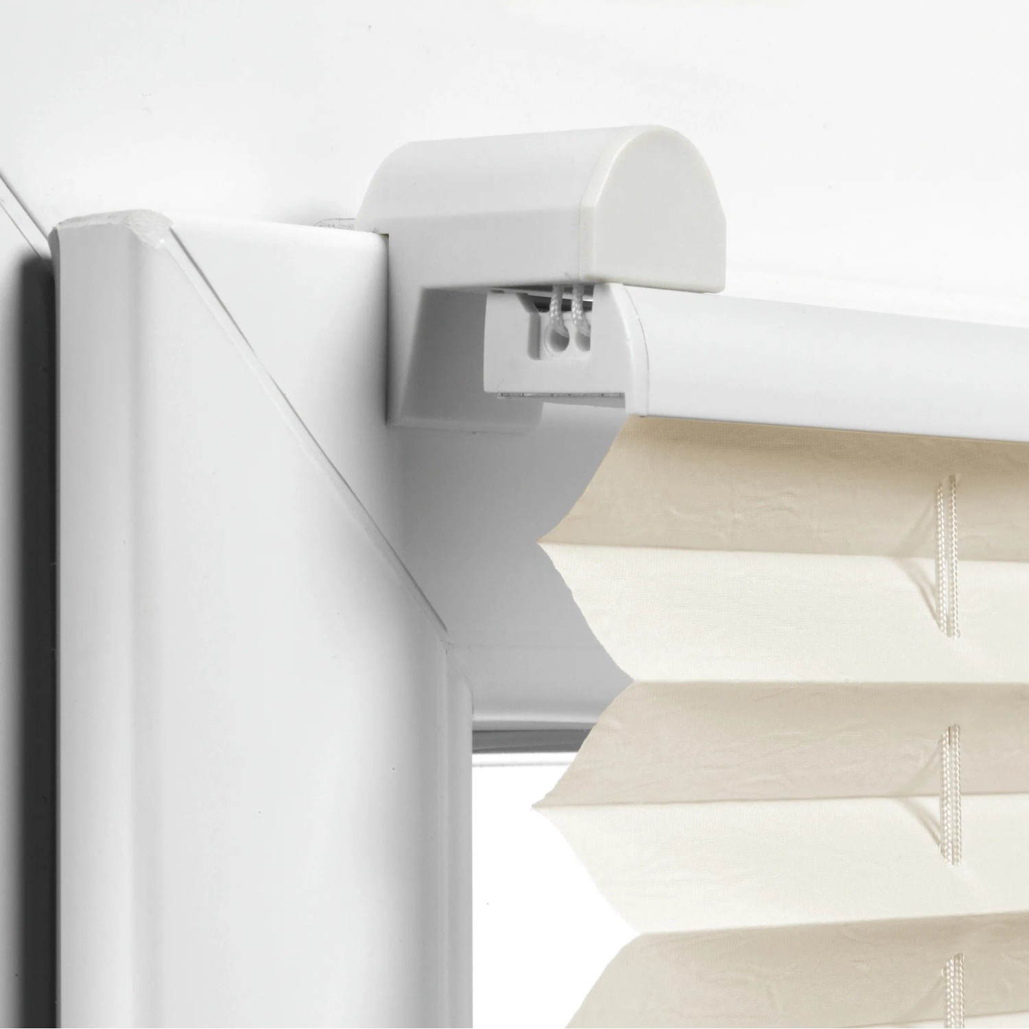 Gardinia EasyFix Plissee, elfenbeinfarben, mit Bedienschienen am Fensterrahmen befestigt.