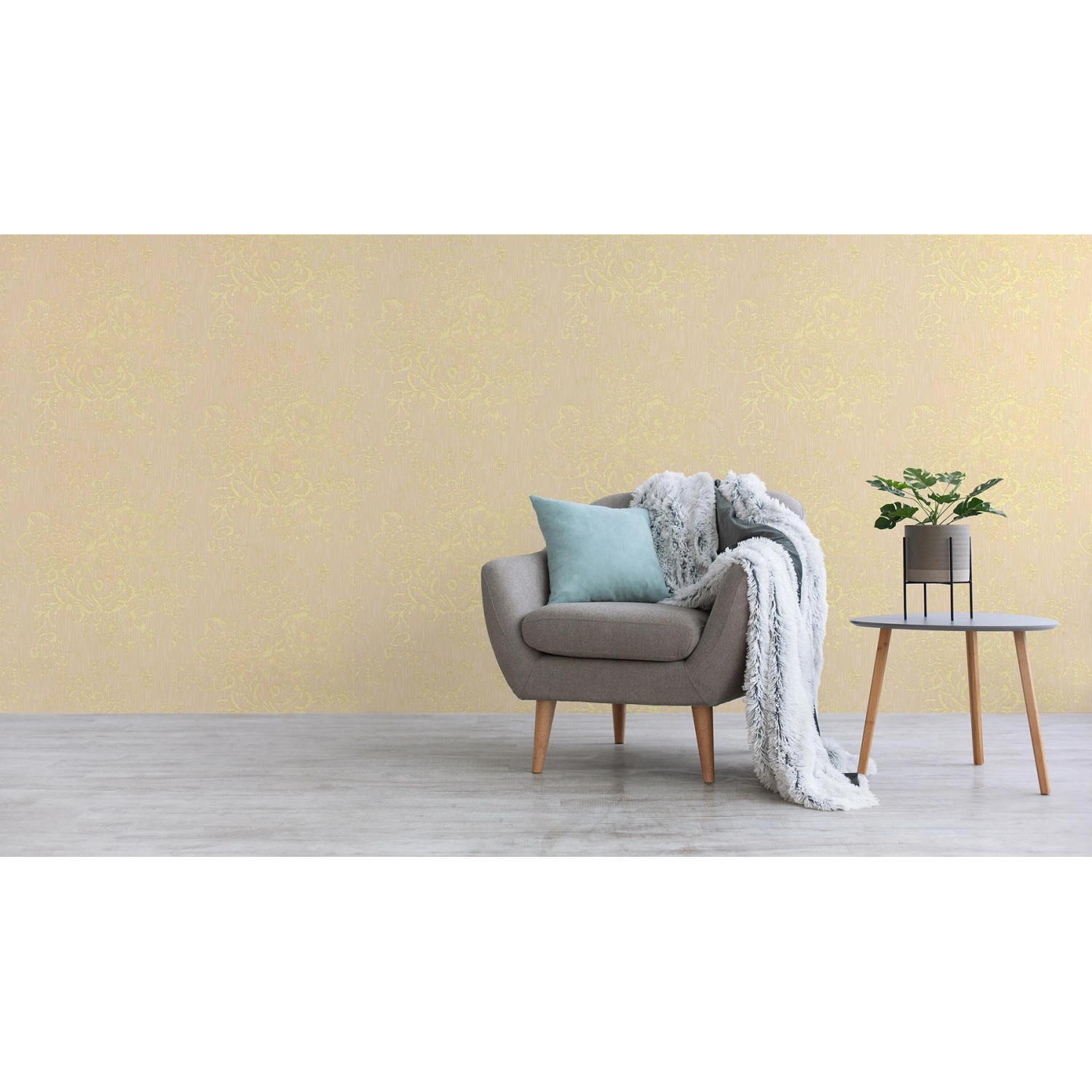 Tadessi Vliestapete Florentin mit floralem Muster in Gold und Creme an der Wand.