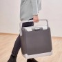 Frau trägt AEG Thermoelektrische Kühlbox KK 14 l, grau/weiß, für Autoelektrik.