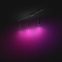 Schwarze Philips Hue Perifo LED-Pendelleuchte mit 3 Lampen am Schienensystem, leuchtet pink.