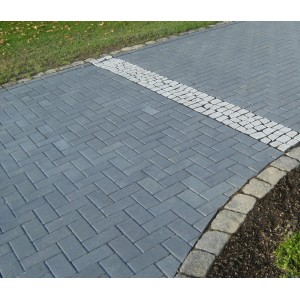 Verlegtes Rechteck-Pflaster Beton Anthrazit (20x10x8 cm) im Fischgrätmuster mit grauer Randbegrenzung.