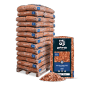 Galamio Holzhackschnitzel Orange 60l: Palette mit 39 Säcken Mulch, ein geöffneter Sack mit losen Holzchips davor.