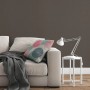 Dunkelgraue Erismann Vliestapete Spotlight InStyle an Wand hinter Sofa und Lampe.