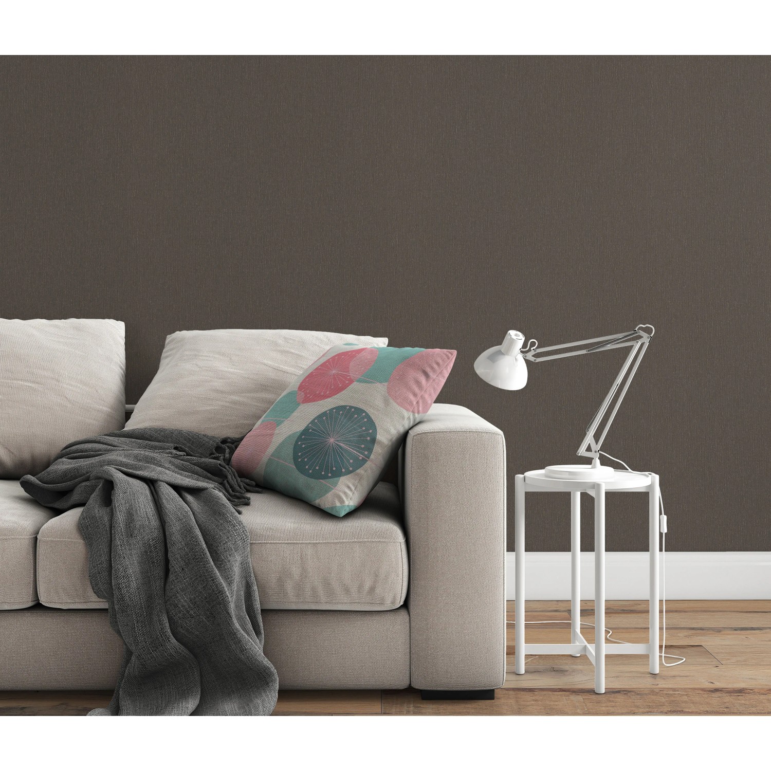 Dunkelgraue Erismann Vliestapete Spotlight InStyle an Wand hinter Sofa und Lampe.