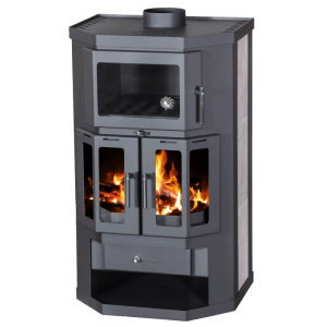 Schwarzer Victoria Kaminofen Taro 2F mit Backfach, brennendem Holz im Brennraum, Keramikverkleidung und Holzfach.