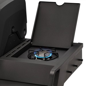 Enders Gasgrill Monroe Pro 4 SIK: Seitenkocher mit blauer Flamme und geöffnetem Deckel.