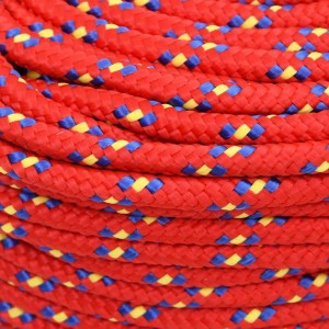 Rotes geflochtenes Bootsseil aus Polypropylen, 6 mm, mit blauen und gelben Mustern, aufgerollt. Robustes Boot-Zubehör.