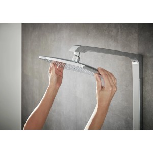 Hansgrohe Raindance E Showerpipe 360: Chrom Duschkopf wird eingestellt.